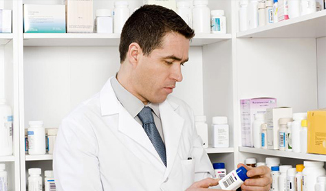 Farmacéutico de Farmacia del Carmen revisando un medicamento
